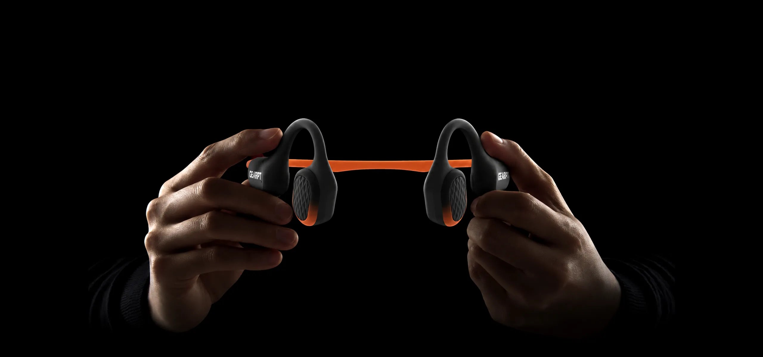 Auriculares GWS CURRENT 50 sostenidos sobre un fondo negro